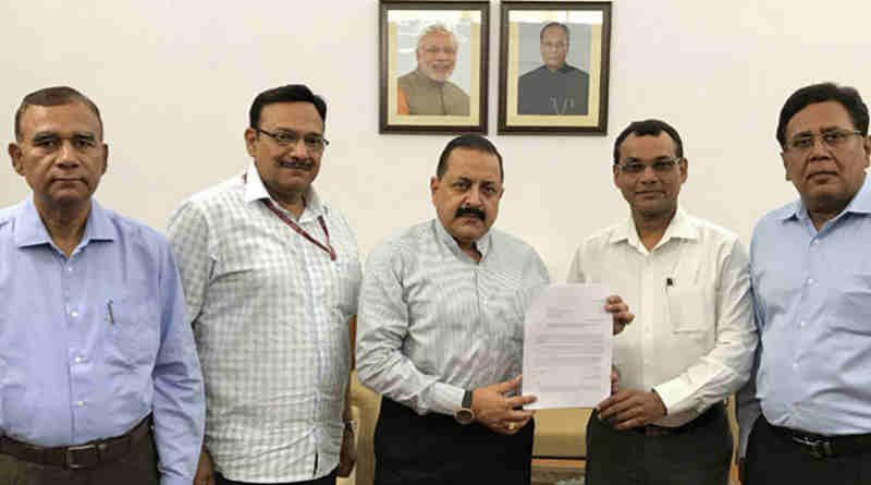 Dr. Jitendra Singh receiving a memorandum from a delegation of DANICS officers, in New Delhi on May 22, 2017.