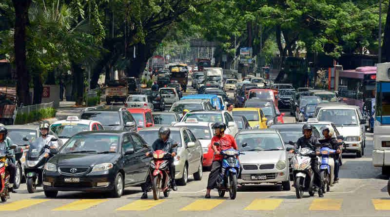 Road traffic in Kuala Lumpur, Malaysia. Photo: Trinn Suwannapha / World Bank