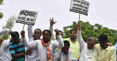 Delhi BJP holding a demonstration near Delhi Vidhan Sabha complex against the Arvind Kejriwal government. (file photo)