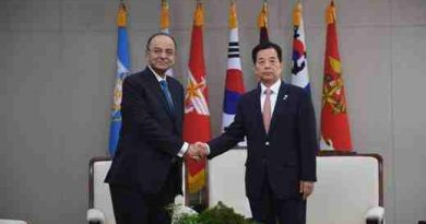 India's Finance Minister Arun Jaitley with Deputy Prime Minister and the Finance Minister of the Republic of Korea, Kim Dong-yeon