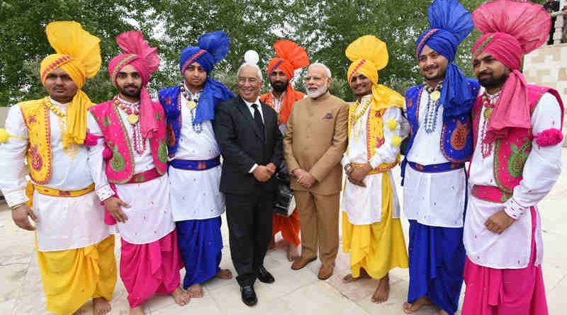 The Prime Minister, Shri Narendra Modi and the Prime Minister of Portugal, Mr. Antonio Costa with the performers from Indian community during his visit to Comunidade Hindu de Portugal, a Hindu Temple, in Lisbon, Portugal on June 24, 2017.