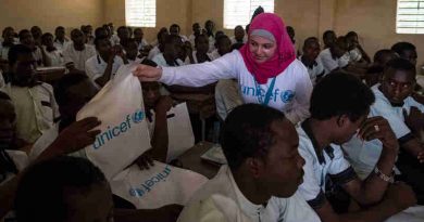 Syrian refugee and education activist Muzoon Almellehan hands out UNICEF school kits to students of a Koranic School, where UNICEF is currently studying the feasibility to strengthen the capacity of Koranic Schools, in in N’Djamena, Chad, Saturday 22 April 2017.