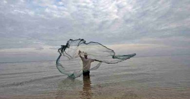 Fisherman in Timor Leste casts net in the water to catch small fish. UN Photo/Martine Perret