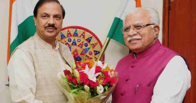 The Chief Minister of Haryana, Shri Manohar Lal Khattar calling on the Minister of State for Culture and Tourism (Independent Charge), Dr. Mahesh Sharma, in New Delhi on June 02, 2017