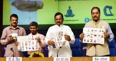 Shripad Yesso Naik releasing the publication at the inauguration of the National Health Editors’ Conference on Yoga in New Delhi on June 09, 2017