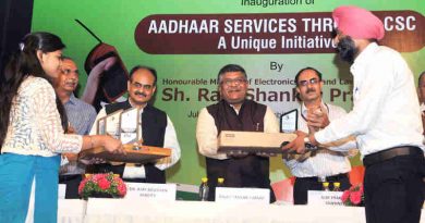 The Union Minister for Electronics & Information Technology and Law & Justice, Shri Ravi Shankar Prasad presenting the award for outstanding performance, at the inauguration of the workshop on “Aadhaar Services - A Unique Initiative through CSC”, in New Delhi on July 11, 2017.