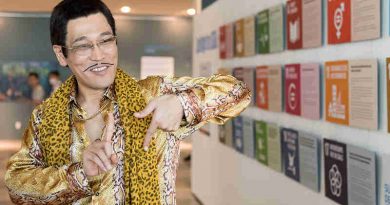 Piko Taro shows his 17 (Goals) sign in front of ‘Spotlight on SDGs’ photo exhibition on 17 July 2017 at United Nations Headquarters in New York. Photo: UN Photo/Mark Garten
