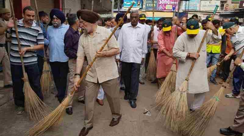 India's Minister of Housing & Urban Affairs Hardeep Singh Puri participating in 'Swacchata Hi Sewa' campaign at Sarojini Nagar Market in NDMC area on September 17, 2017.