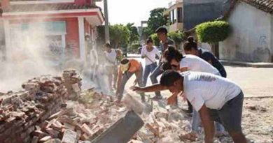 On 9 September 2017 in Oaxaca, Mexico, adolescent volunteers from San Blas Atempa help to remove debris and clear the streets of San Mateo del Mar affected by the earthquake. Photo: UNICEF