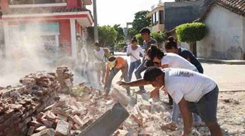 On 9 September 2017 in Oaxaca, Mexico, adolescent volunteers from San Blas Atempa help to remove debris and clear the streets of San Mateo del Mar affected by the earthquake. Photo: UNICEF