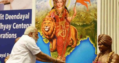 Narendra Modi paying floral tributes to Swami Vivekananda on celebrations of 125th anniversary of Swami Vivekananda Chicago address, in New Delhi on September 11, 2017