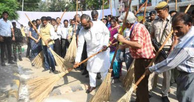 The Minister of State for Home Affairs, Shri Hansraj Gangaram Ahir participating in Swachhta Hi Sewa Programme, in New Delhi on September 26, 2017.