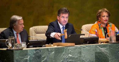 Miroslav Lajčák (centre), President of the 72nd session of the General Assembly, gavels open the session’s first meeting. He is flanked by Secretary-General António Guterres (left) and Catherine Pollard, Under-Secretary-General for General Assembly and Conference Management. Photo: UN Photo/Kim Haughton