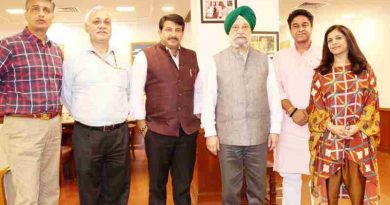 Delhi BJP President Manoj Tiwari along with a delegation of party leaders meeting the Union Urban Development Minister Hardeep Singh Puri