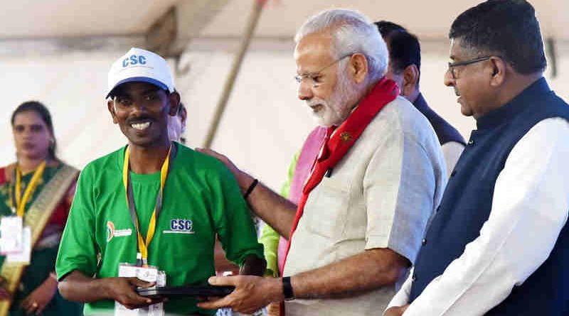 The Prime Minister, Shri Narendra Modi felicitating the Trainees under the Pradhan Mantri Gramin Digital Saksharta Abhiyan, at the dedication ceremony of the newly constructed building of IIT, Gandhinagar to the nation, in Gujarat on October 07, 2017. The Union Minister for Electronics & Information Technology and Law & Justice, Shri Ravi Shankar Prasad is also seen.