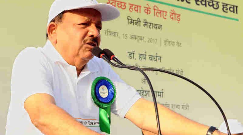 Dr. Harsh Vardhan addressing the gathering at the flag-off ceremony of a Mini-Marathon - “Run for Clean Air”, in New Delhi on October 15, 2017