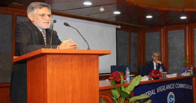 Shri Ashok Arora, Author and Motivational Speaker, delivering the 26th lecture of the Central Vigilance Commission (CVC) ‘Lecture Series’ on “Making Life Musical for Professional Excellence”, in New Delhi on December 29, 2017. The Central Vigilance Commissioner, Shri K.V. Chowdary is also seen.