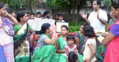 RMN Foundation founder Rakesh Raman explaining the benefits of modern alternative education to people in New Delhi during RMN Foundation’s education awareness campaign. Click the photo to know the details of the campaign.