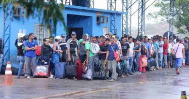 Venezuelans wait outside the Federal Police office in the Brazilian border city of Pacaraima. The office is responsible for receiving Venezuelans seeking asylum or special permits to stay in Brazil. Photo: UNHCR / Reynesson Damasceno