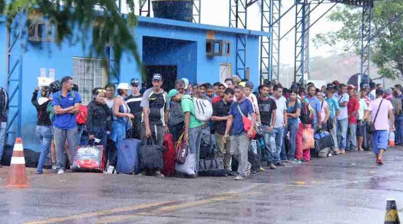 Venezuelans wait outside the Federal Police office in the Brazilian border city of Pacaraima. The office is responsible for receiving Venezuelans seeking asylum or special permits to stay in Brazil. Photo: UNHCR / Reynesson Damasceno