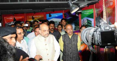 Vijay Goel and other dignitaries visiting the Photo Exhibition on Dynamic Schemes and Major Central Sector Projects & Mega Cultural Programme, in New Delhi on May 25, 2018