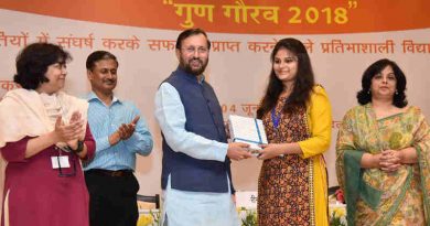 Prakash Javadekar presenting the ‘Gun Gaurav Samman-2018’, at a function, in New Delhi on June 04, 2018