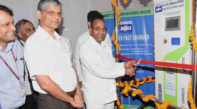 The Union Minister for Heavy Industries and Public Enterprises, Shri Anant Geete inaugurating the charging station for e-vehicles, in the premises of Udyog Bhawan, New Delhi on August 28, 2018. The Secretary, Department of Heavy Industries, Dr. A.R. Sihag is also seen.