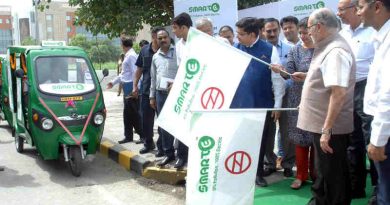 Lt. Governor of Delhi Anil Baijal flags off smart e-rickshaws in Dwarka for metro rail commuters. Photo: LG Office
