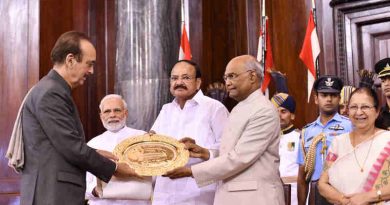 The President, Shri Ram Nath Kovind presenting the Outstanding Parliamentarian Award for the year 2015 to Shri Ghulam Nabi Azad, at a function, at Parliament House, in New Delhi on August 01, 2018. The Vice President, Shri M. Venkaiah Naidu, the Speaker, Lok Sabha, Smt. Sumitra Mahajan and the Prime Minister, Shri Narendra Modi are also seen.