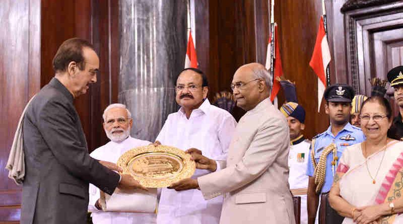 The President, Shri Ram Nath Kovind presenting the Outstanding Parliamentarian Award for the year 2015 to Shri Ghulam Nabi Azad, at a function, at Parliament House, in New Delhi on August 01, 2018. The Vice President, Shri M. Venkaiah Naidu, the Speaker, Lok Sabha, Smt. Sumitra Mahajan and the Prime Minister, Shri Narendra Modi are also seen.