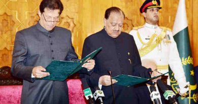 PRESIDENT MAMNOON HUSSAIN ADMINISTERING THE OATH OF OFFICE TO IMRAN KHAN AS PRIME MINISTER DURING THE OATH TAKING CEREMONY AT THE AIWAN-E-SADR, ISLAMABAD ON AUGUST 18, 2018.