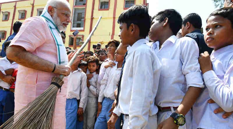 Narendra Modi interacting with the students, on the occasion of the “Swachhta Hi Seva” Abhiyan, in New Delhi on September 15, 2018