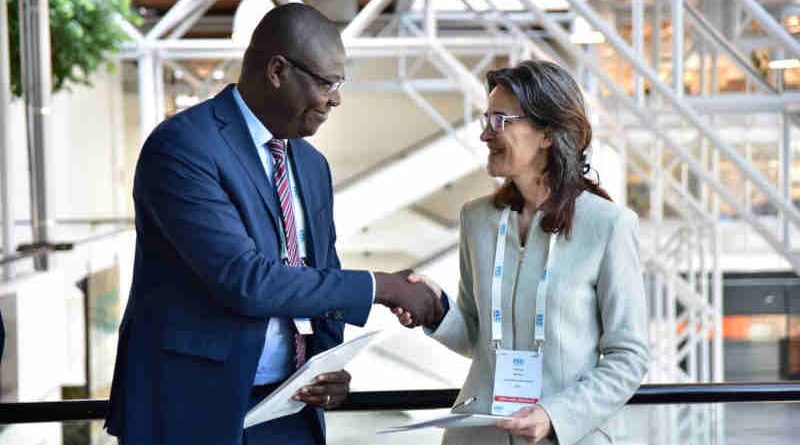 Begoto Miarom, Chairperson of the African Union Advisory Board on Corruption and Patricia Moreira, Managing Director of Transparency International signed the MOU on behalf of their respective parties.