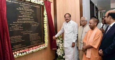 The Vice President, Shri M. Venkaiah Naidu unveiling the plaque for the new building for Allahabad High Court, in Allahabad, Uttar Pradesh on October 13, 2018. The Governor of Uttar Pradesh, Shri Ram Naik, the Chief Minister of Uttar Pradesh, Shri Yogi Adityanath and other dignitaries are also seen.