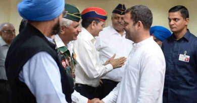 Rahul Gandhi meeting ex-servicemen of India. Photo: Congress