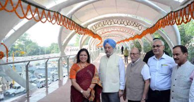 The Minister of State for Housing and Urban Affairs (I/C), Shri Hardeep Singh Puri at the inauguration of the Skywalk & FOB, at ‘W’ Point, in New Delhi on October 15, 2018. The Lt. Governor of Delhi, Shri Anil Baijal, the Member of Parliament, Smt. Meenakshi Lekhi and the Secretary, Ministry of Urban Development, Shri Durga Shanker Mishra are also seen.