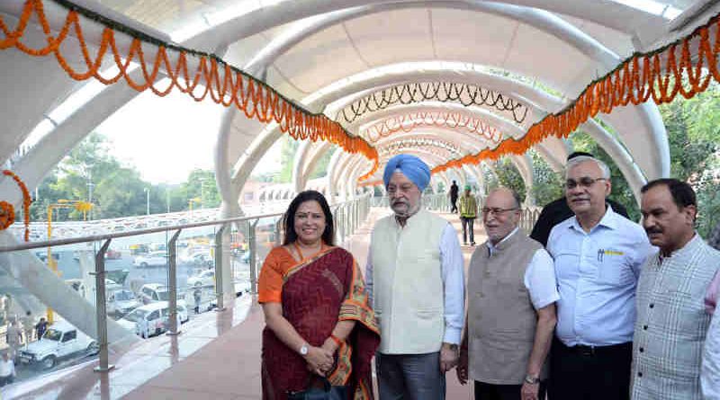The Minister of State for Housing and Urban Affairs (I/C), Shri Hardeep Singh Puri at the inauguration of the Skywalk & FOB, at ‘W’ Point, in New Delhi on October 15, 2018. The Lt. Governor of Delhi, Shri Anil Baijal, the Member of Parliament, Smt. Meenakshi Lekhi and the Secretary, Ministry of Urban Development, Shri Durga Shanker Mishra are also seen.