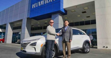 Yong-woo (William) Lee, president and CEO of Hyundai Motor North America, congratulates Tom Hochrad of Ventura, Calif., the first customer to receive the all-new Hyundai Nexo.