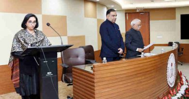 The Chief Information Commissioner, Shri Sudhir Bhargava administering the oath of office to the newly appointed Information Commissioner, Smt. Vanaja N. Sarna, in New Delhi on January 01, 2019.