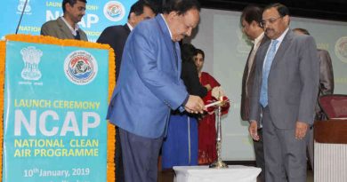 Dr. Harsh Vardhan lighting the lamp at the launch of the National Clean Air Programme (NACP), in New Delhi on January 10, 2019