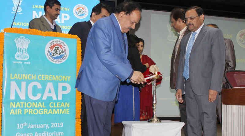Dr. Harsh Vardhan lighting the lamp at the launch of the National Clean Air Programme (NACP), in New Delhi on January 10, 2019