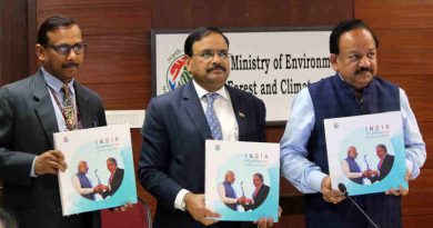 Dr. Harsh Vardhan releasing a publication on climate actions in India titled “India - Spearheading Climate Solutions”, in New Delhi on February 12, 2019