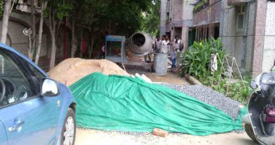 Under FAR construction, housing societies are brazenly spreading dust pollution in the building where men, women, children, and senior citizens are living. It has also increased the risk of coronavirus. Photo: Rakesh Raman / RMN News Service