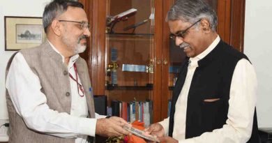 Cabinet Secretary Rajiv Gauba with his predecessor P.K. Sinha in New Delhi on August 30, 2019. Photo: PIB