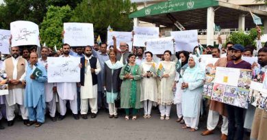 Employees of Ministry of Information & Broadcasting showing solidarity with people of Indian Occupied Jammu and Kashmir on August 30, 2019. Photo: Pakistan Govt Information Department