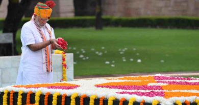 Narendra Modi paying floral tributes at the Samadhi of Mahatma Gandhi, at Rajghat, on the occasion of 73rd Independence Day, in Delhi on August 15, 2019. Photo: PIB