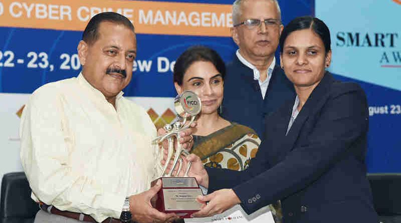Dr. Jitendra Singh presenting the Smart Policing Awards, at the Homeland Security 2019 Conference, in New Delhi on August 23, 2019. Photo: PIB