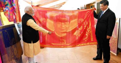 Narendra Modi exchanging the gifts with the President of the People’s Republic of China, Xi Jinping, in Mamallapuram, Tamil Nadu on October 12, 2019. Photo: PIB