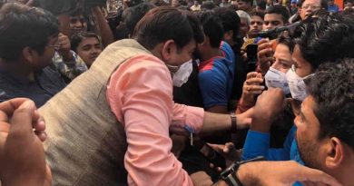 BJP state president Manoj Tiwari distributing masks in Delhi. Photo: Delhi BJP