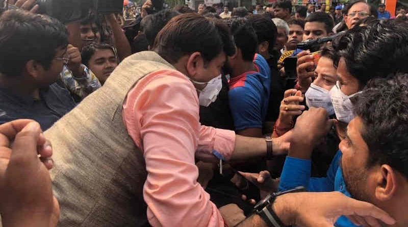 BJP state president Manoj Tiwari distributing masks in Delhi. Photo: Delhi BJP